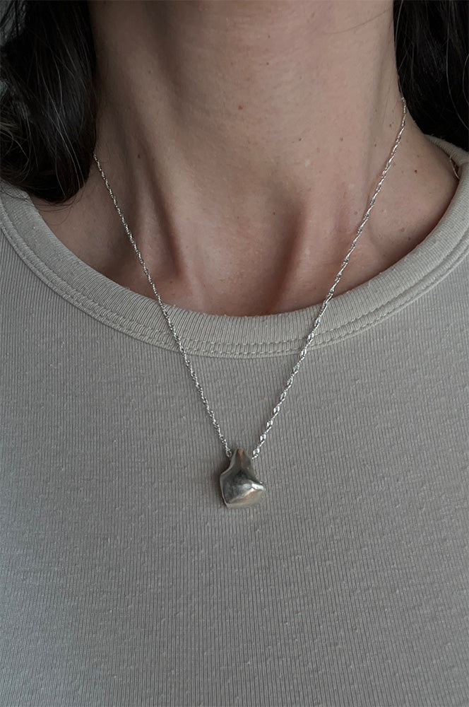 Drop pendant necklace